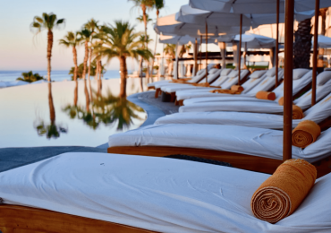 The gigantic luxury hotel in the middle of nowhere