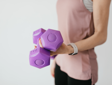 How to use a single dumbbell for a total-body workout-min