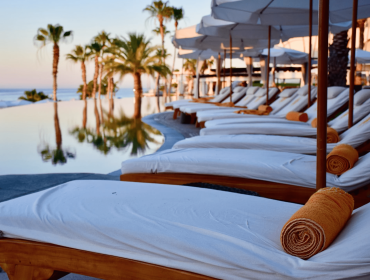 The gigantic luxury hotel in the middle of nowhere